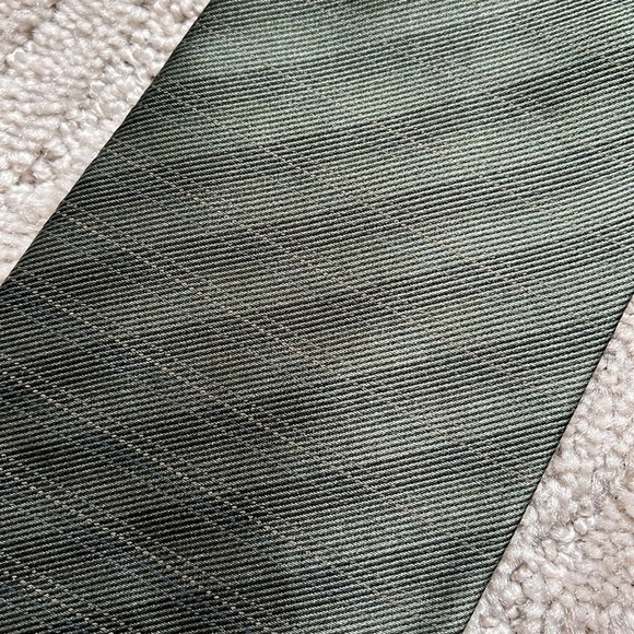 DKNY Green Subtle Stripe Silk Tie - Picture 2 of 3